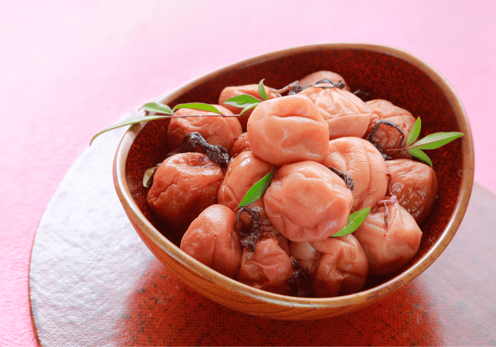imagem de uma tigela repleta de umeboshi