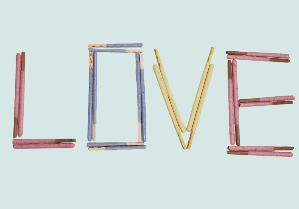 palitinhos de Pocky são usados para escrever a palavra LOVE
