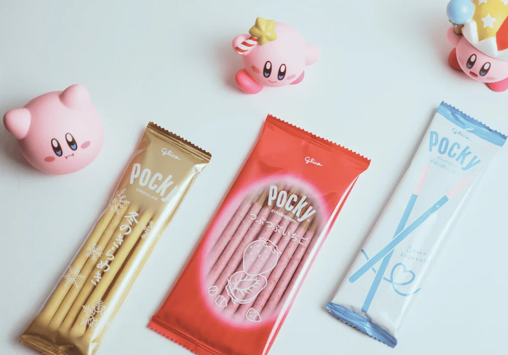 Embalagens de Pocky sobre a mesa.