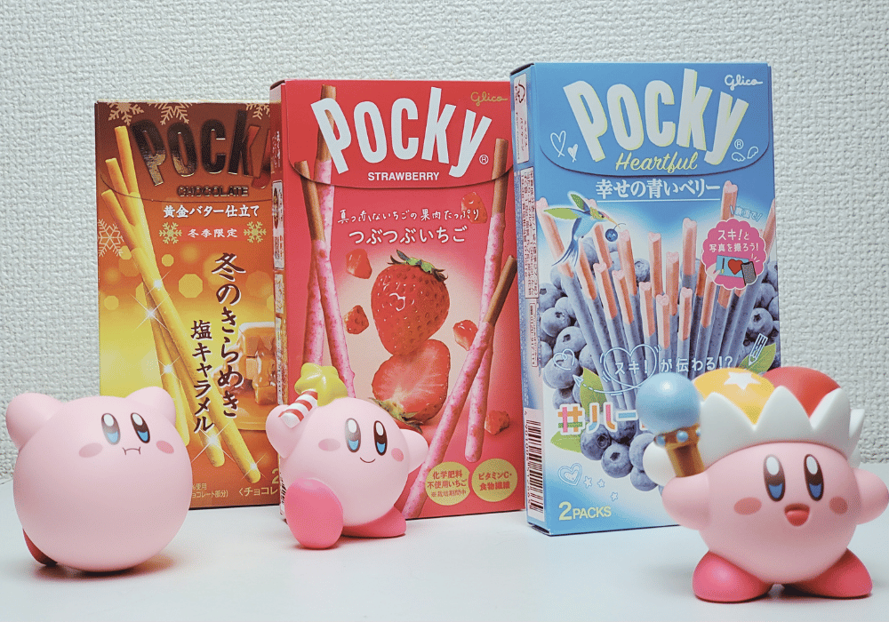 caixas de pocky com bonequinhos.