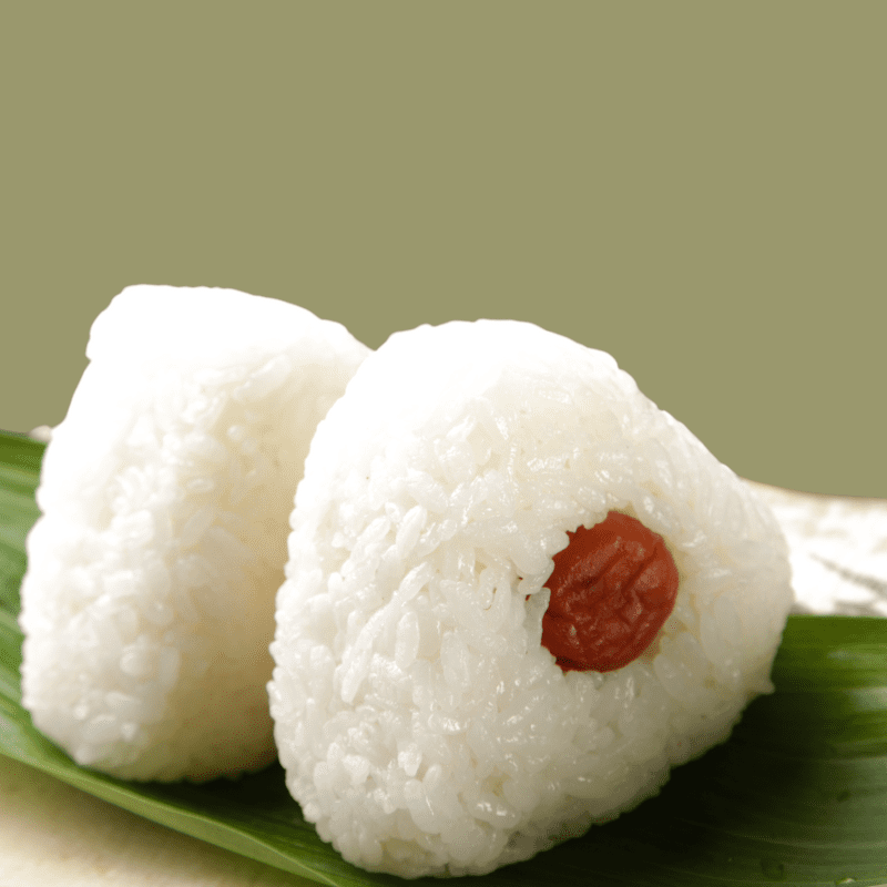 Foto de dois onigiri de umeboshi na vida real.