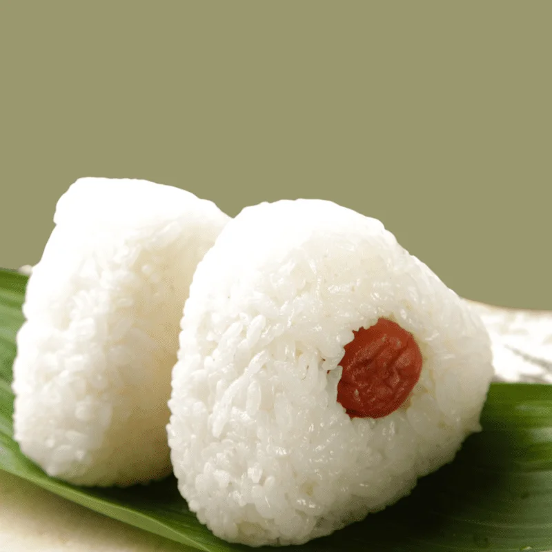 Foto de dois onigiri de umeboshi na vida real.