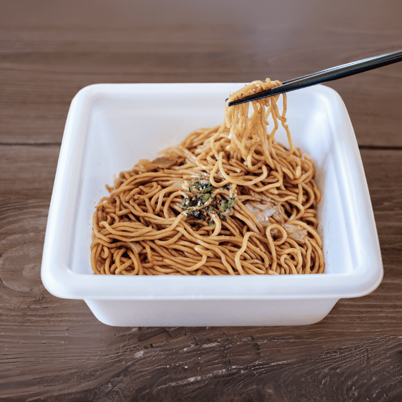 Foto de um Peyang yakisoba da vida real.