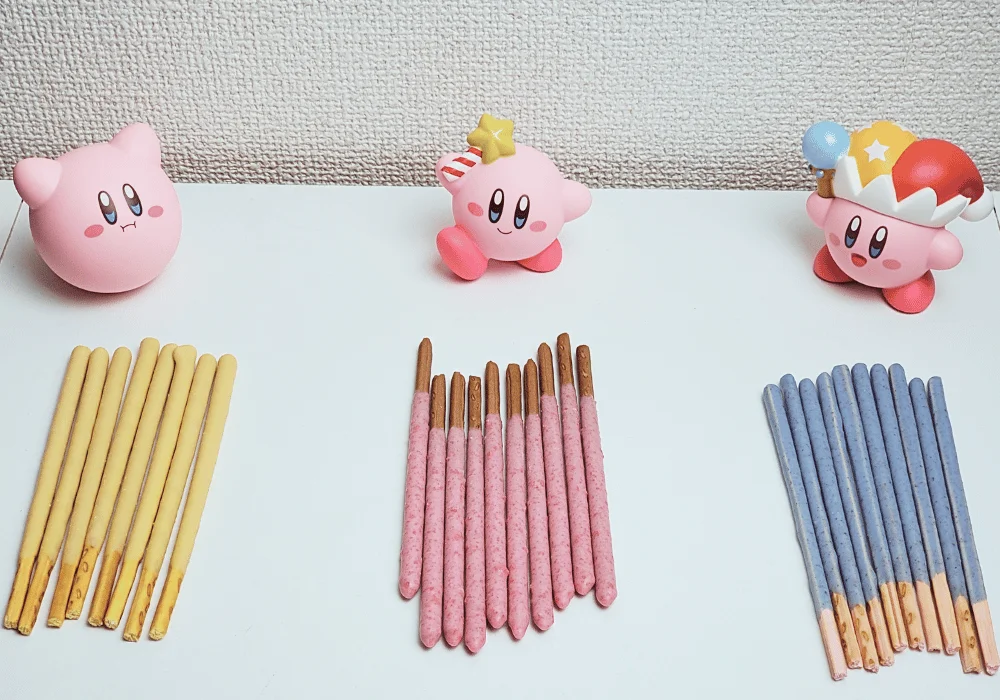 Palitinhos de pocky de três sabores com bonequinhos do kirby