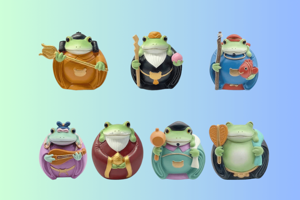 estatuetas dos sete deuses da sorte japoneses em forma de sapinhos.