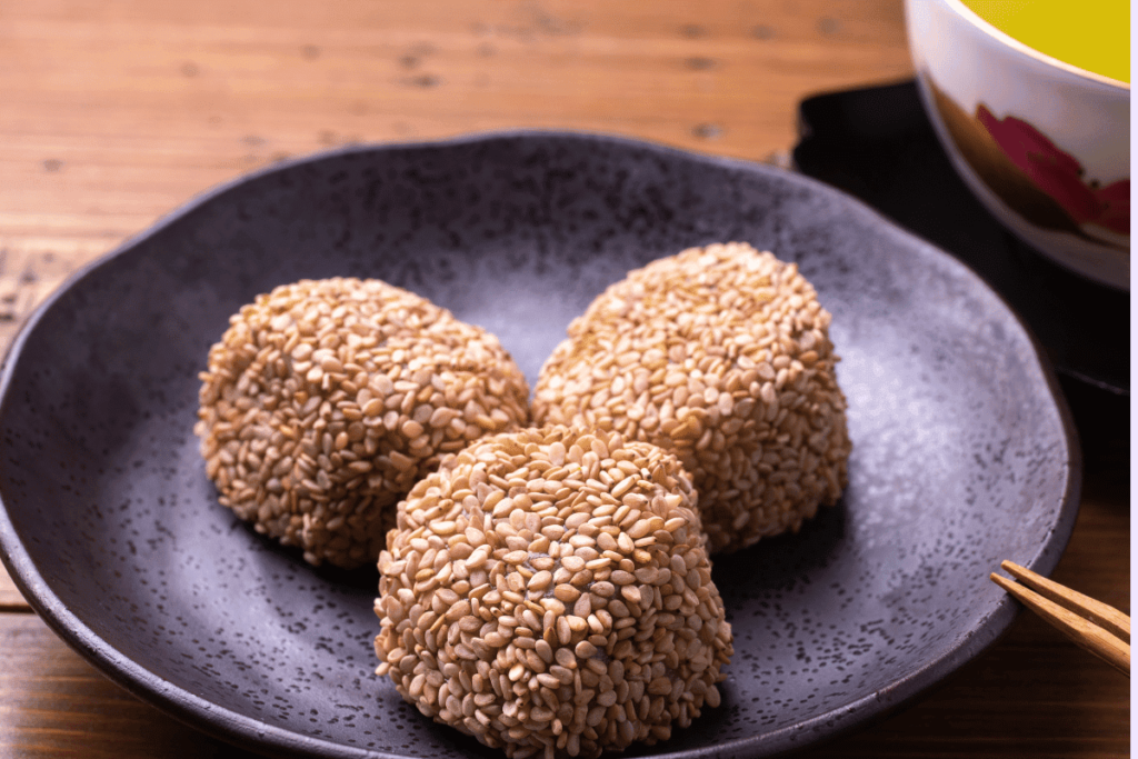 foto de três bolinhas de goma dango sobre um prato.