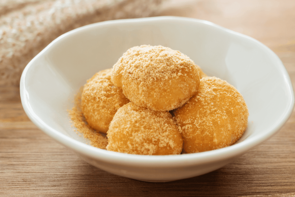 três kinago dango dentro de um pratinho para ilustrar a variedade de damgos japoneses