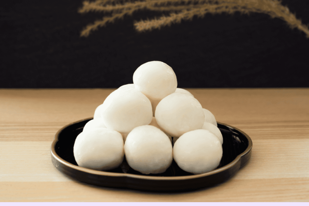 uma piramide de dangos japoneses bem branquinhos, os shiratama dango.