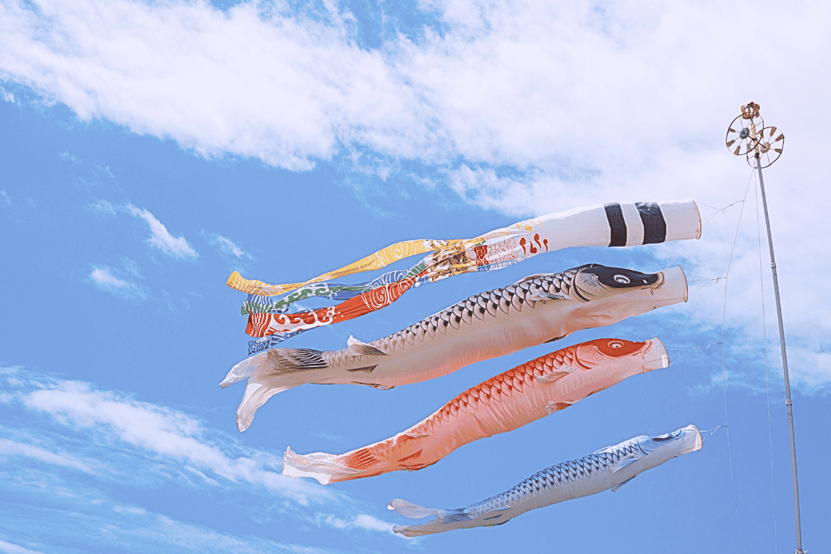 imagem de bandeiras de carpa koinobori hasteadas para celebrar o dia dos meninos no japao