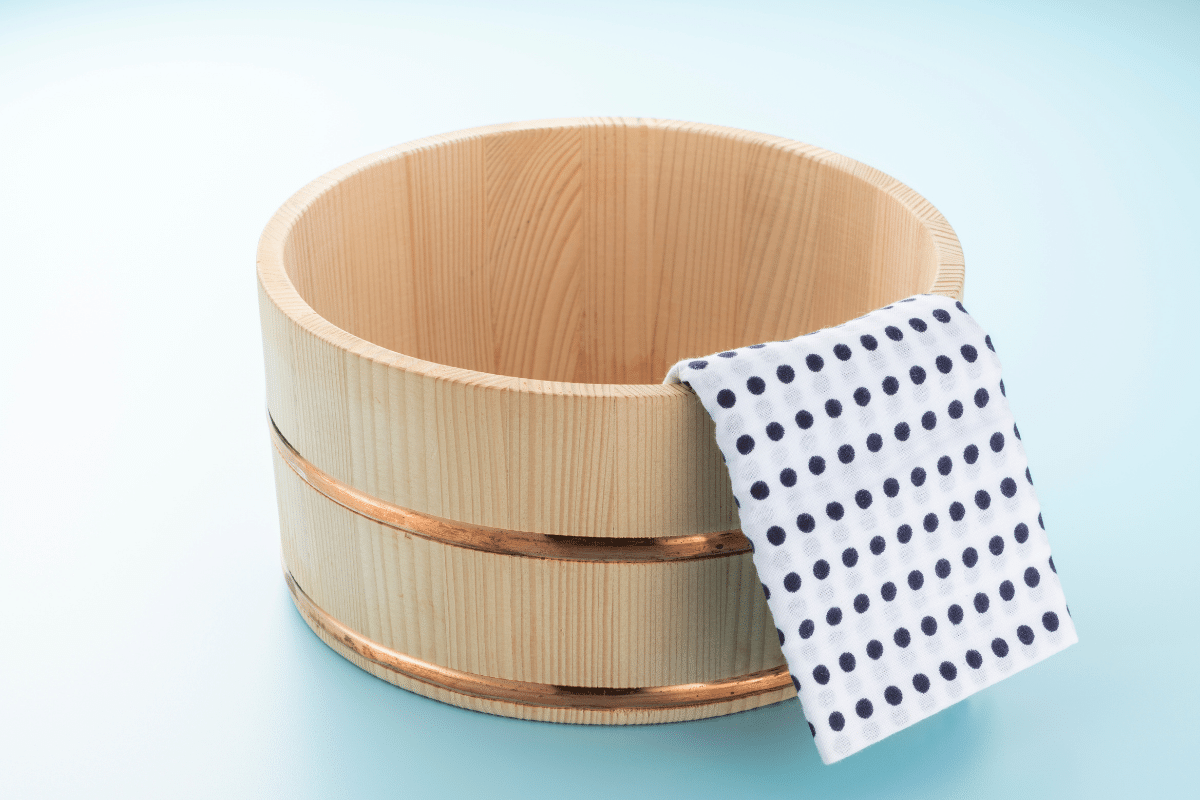 Lenço tenugui disposto sobre vasilha de madeira