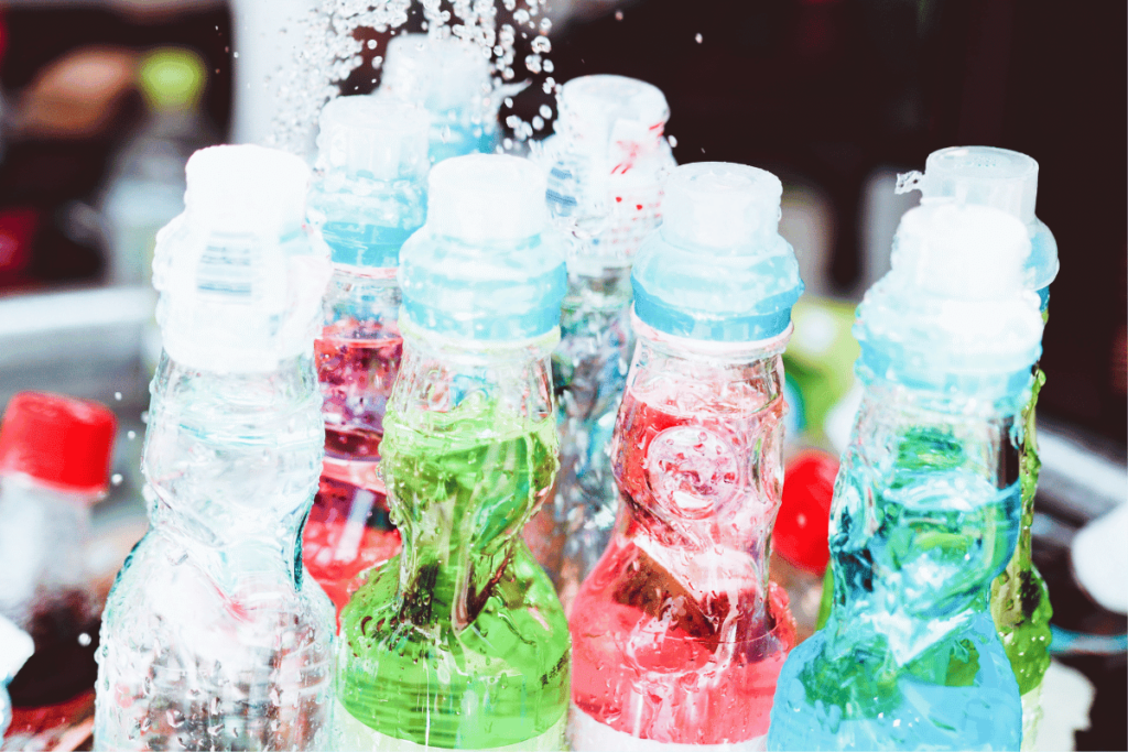 imagem de varias garrafas coloridas, demonstrando a quantidade de sabores de ramune que existem.