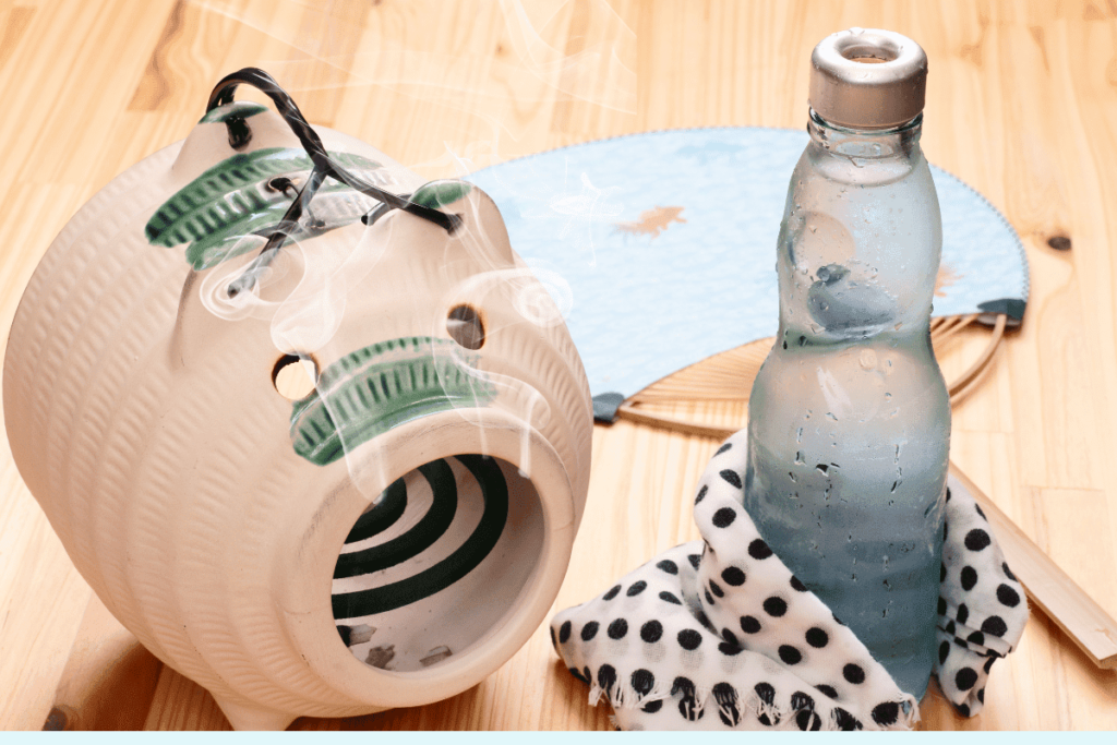 foto de um porquinho para queimar incenso, ramune, tenugui e leque. símbolos do verão japonês.