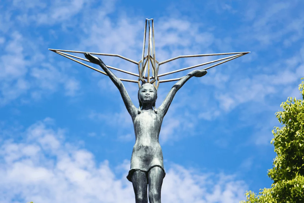 Estátua de Sadako Sasaki, localizada no memorial da paz em Hiroshima, para onde são mandados os senbazuru.