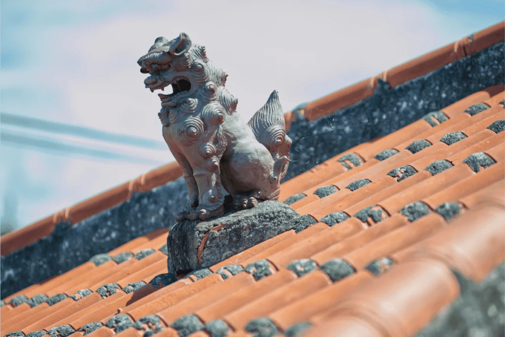 Shisa no telhado de uma casa em Okinawa.