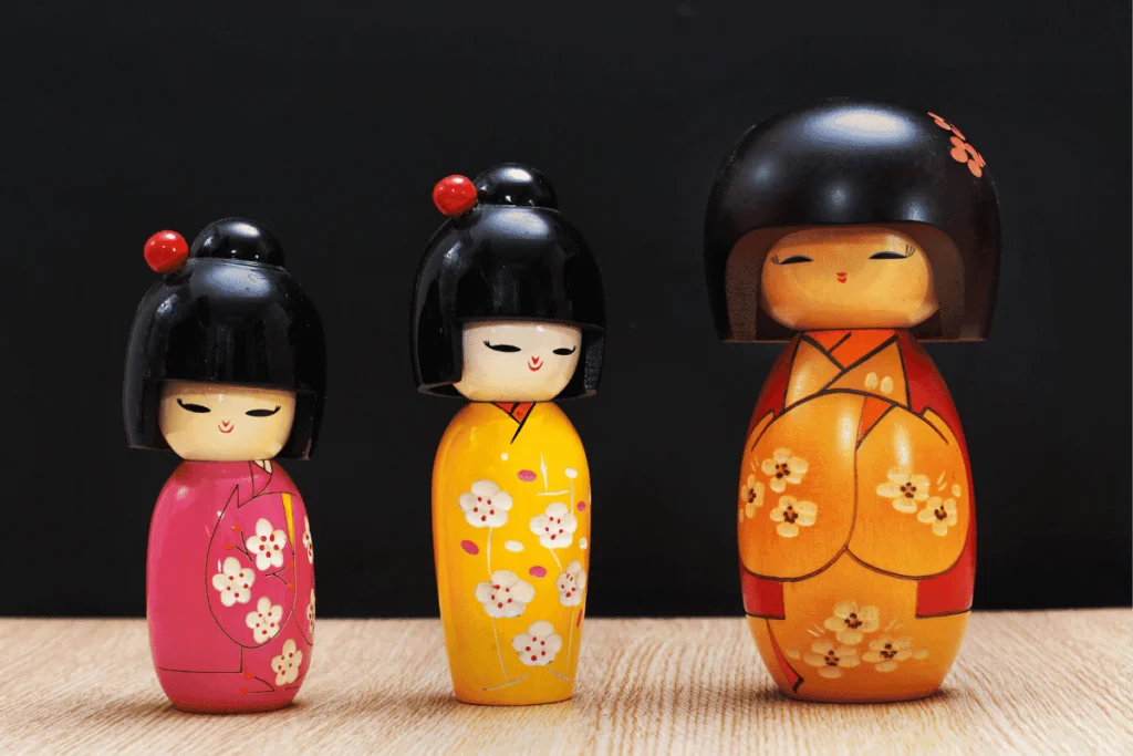 trio de bonecas kokeshi