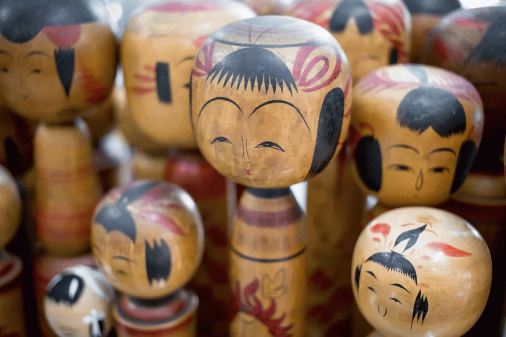 Bonecas kokeshi tradicionais
