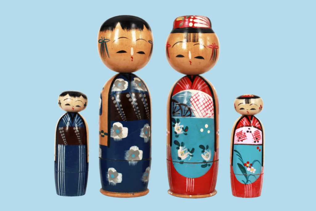 familia representada em bonecos kokeshi