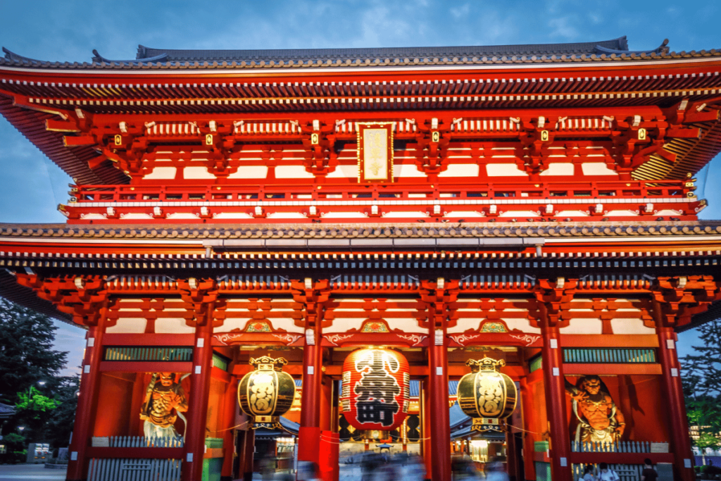 estátuas de raijin e fujin que ficam no templo sensouji em asakusa.