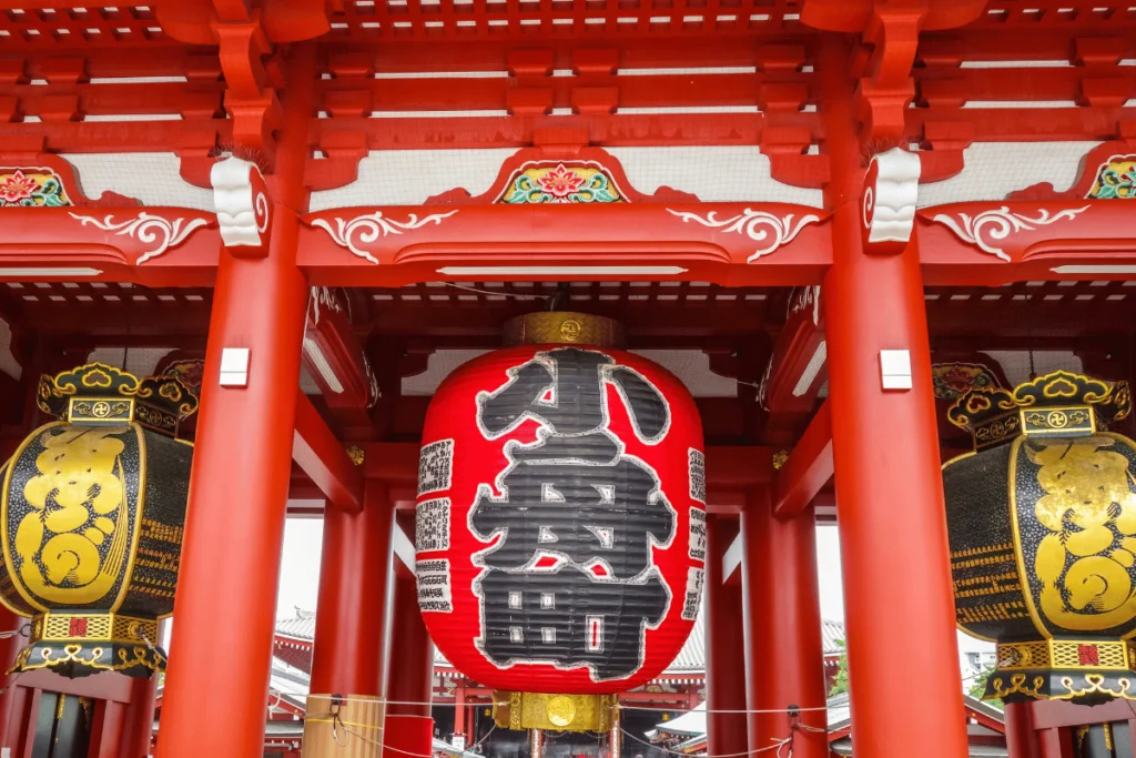 Lanterna que fica ao centro do portão kaminari em sensouji, asakusa.