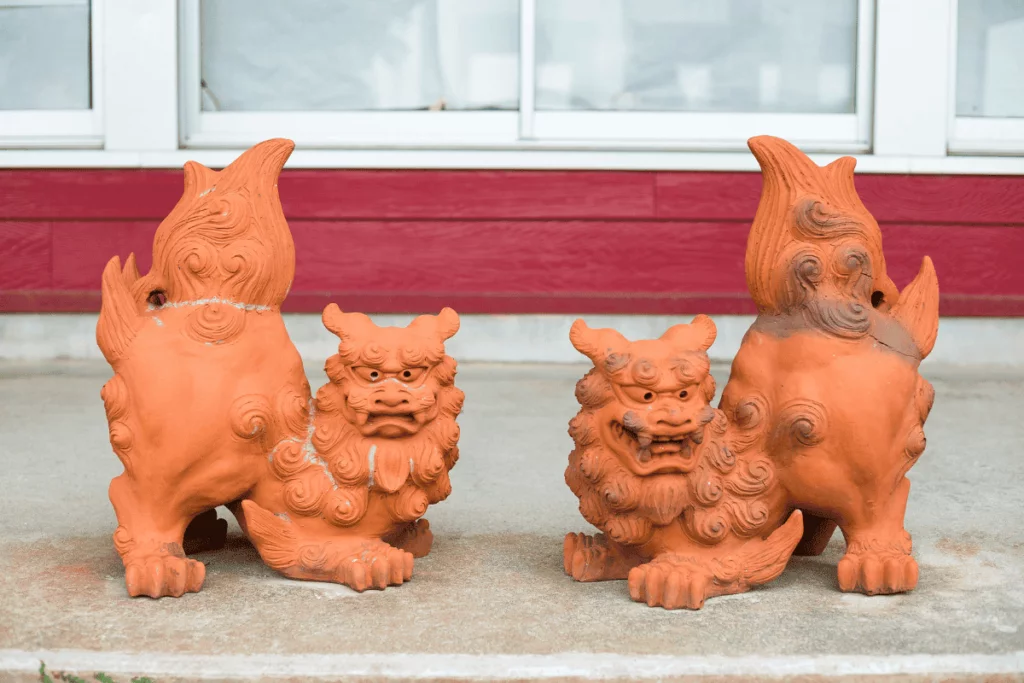 Estátuas de Komainu tipo Izumo.