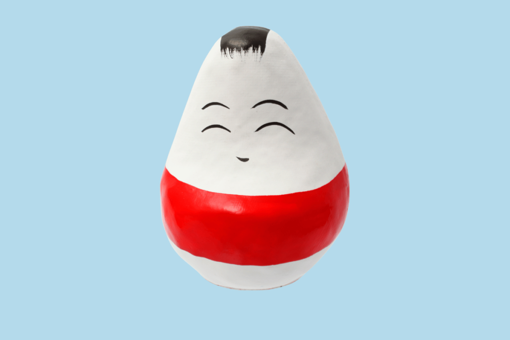 boneco okiagari koboshi tradicional
