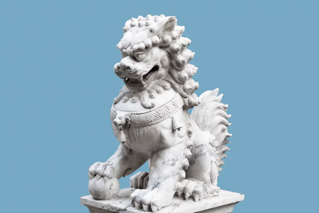 komainu com bolinha temari sob as patas.