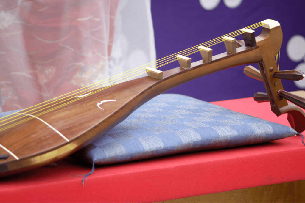instrumento tradicional japonês, biwa, que após 100 anos vira o tsukumogami biwabokuboku
